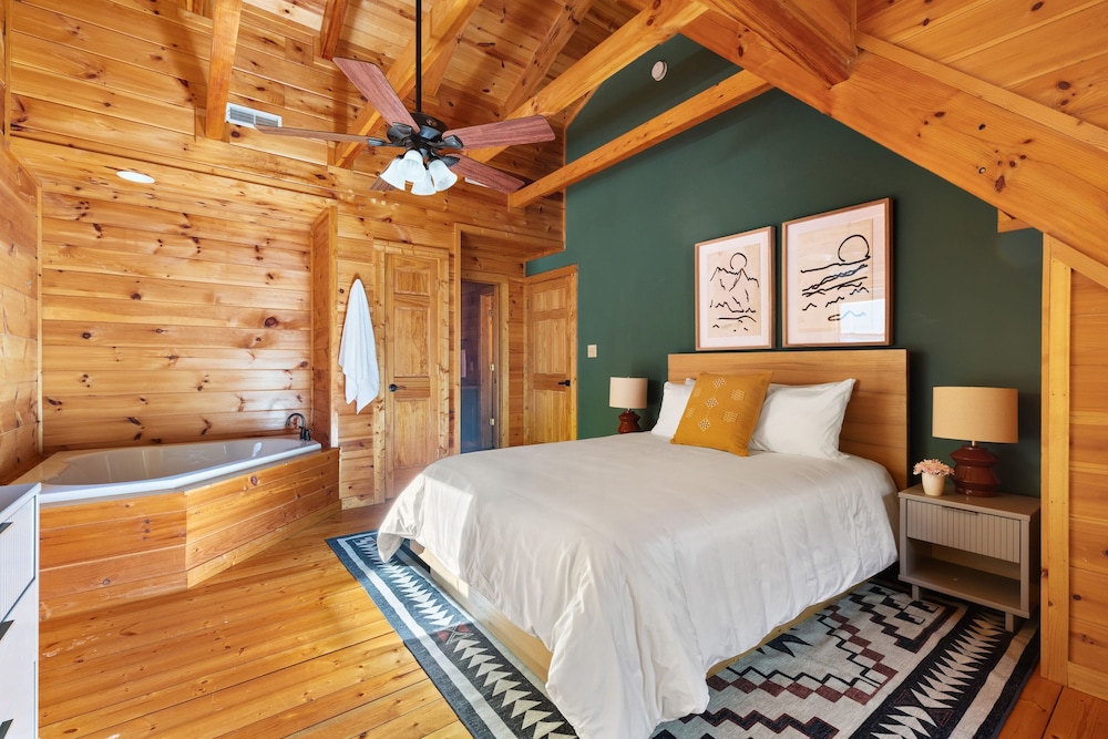 Riverbend Redesigned Cabin Hot Tub Firepit Billiards Mins to Pigeon Forge