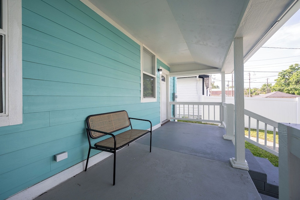 Spacious 5-Bedroom Blue Bungalow
