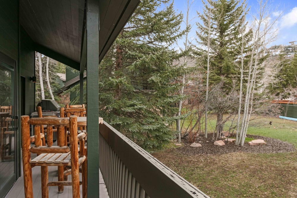 1617 - Six Bedroom plus Den Lakeside 6 Condo