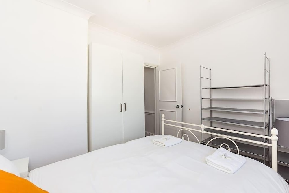 Bright stylish Nott Hill apart sleeps 6