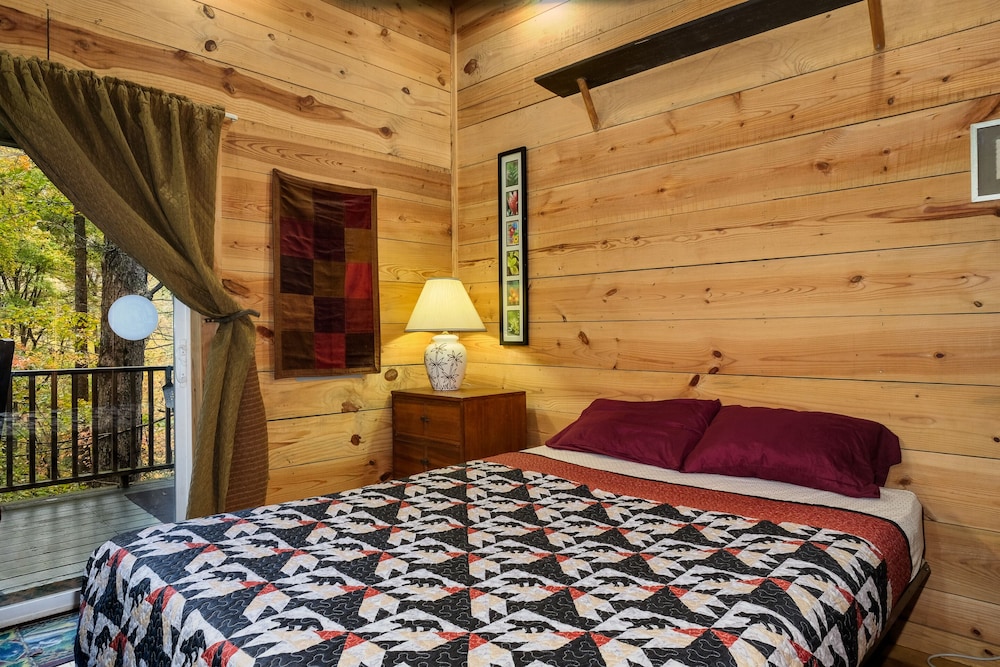 Bear Creek Lodge and Cabins in Helen Ga - Pet Friendly, River on Property, Walking Distance to downtown Helen