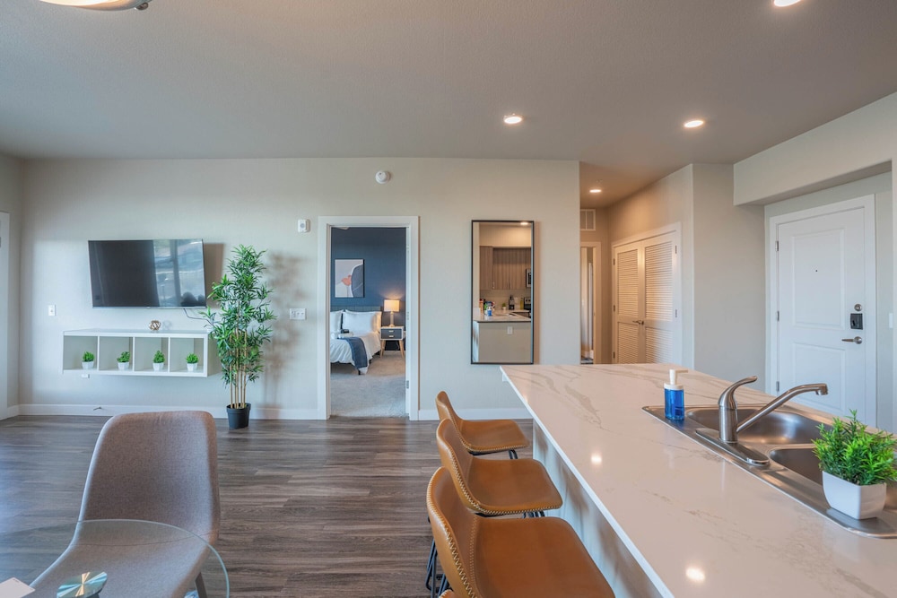 ROVE LIVING/KL - V on Broadway