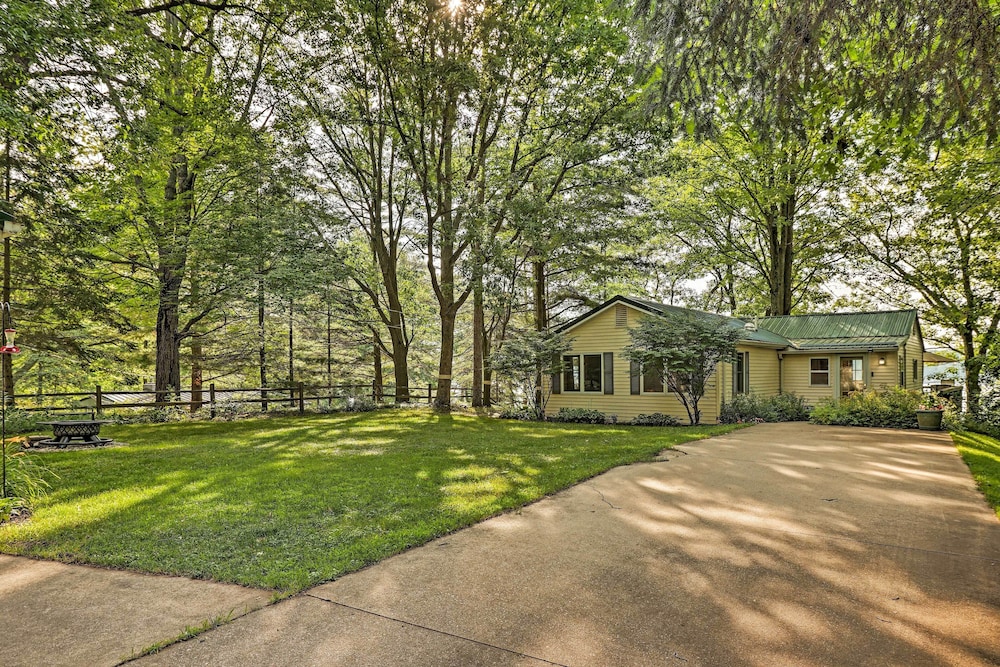 Le Roy Lakefront Retreat w/ Dock Kayaks! - Property Image 4