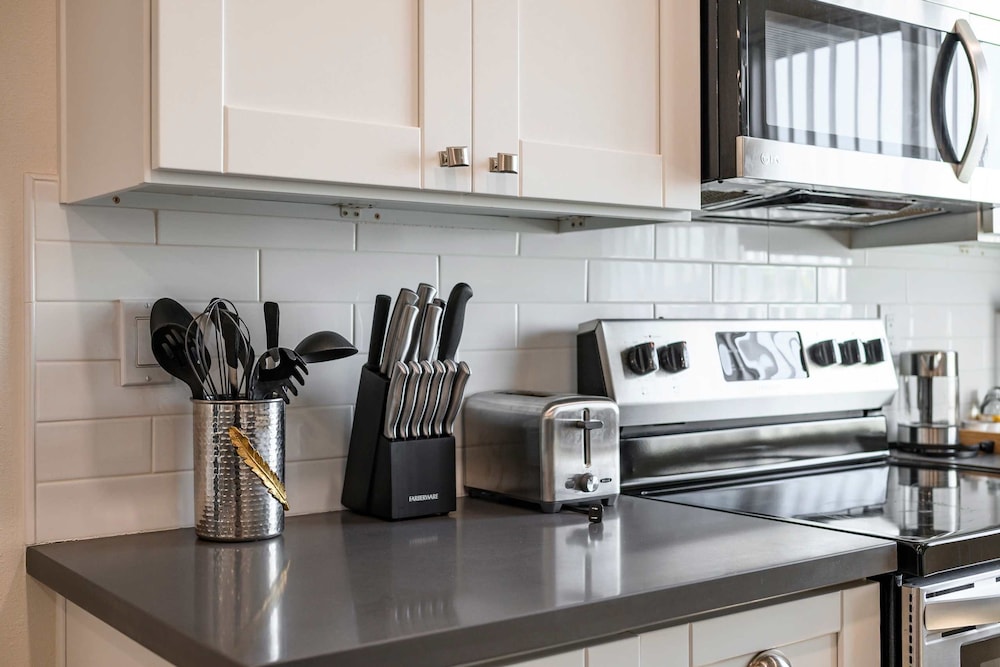 Stylish Home w Free Parking Near LA Hotspots 8