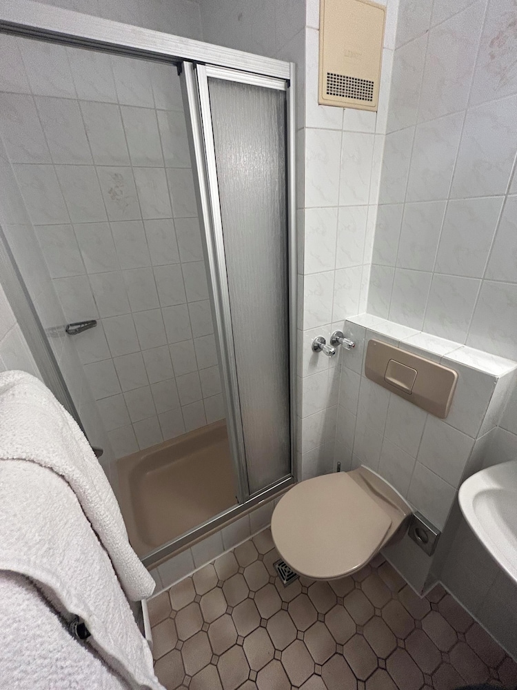 2-Rent Group Hostel Rooms AUB162