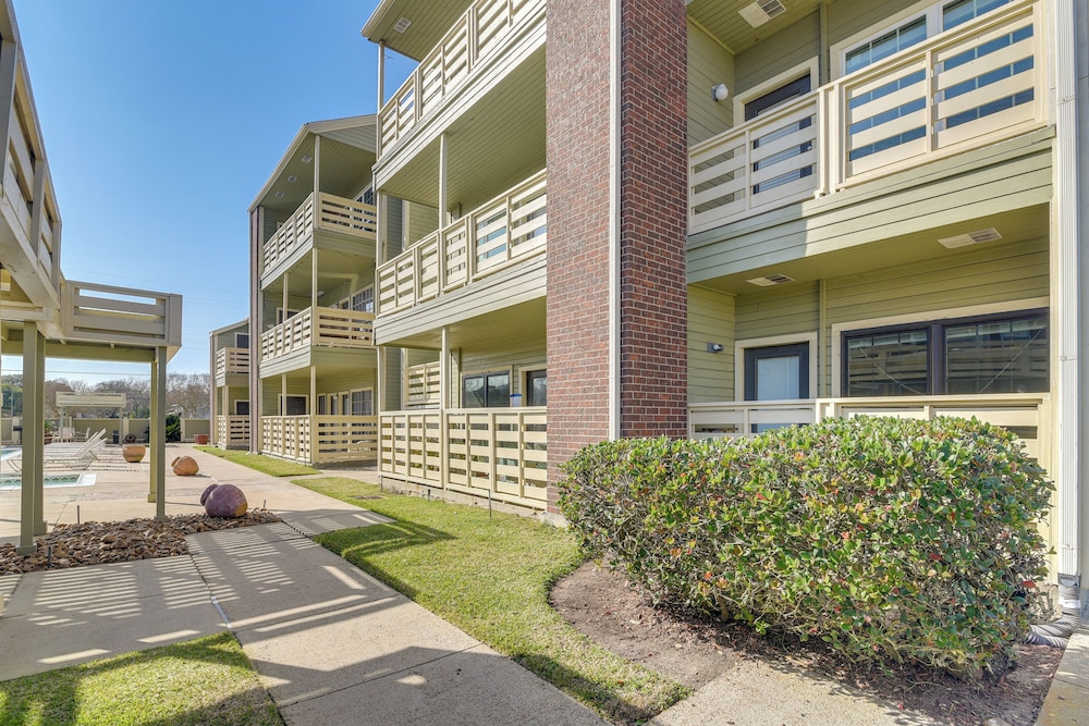 Great Location! Quiet Galveston Gem 1 Mi to Shore