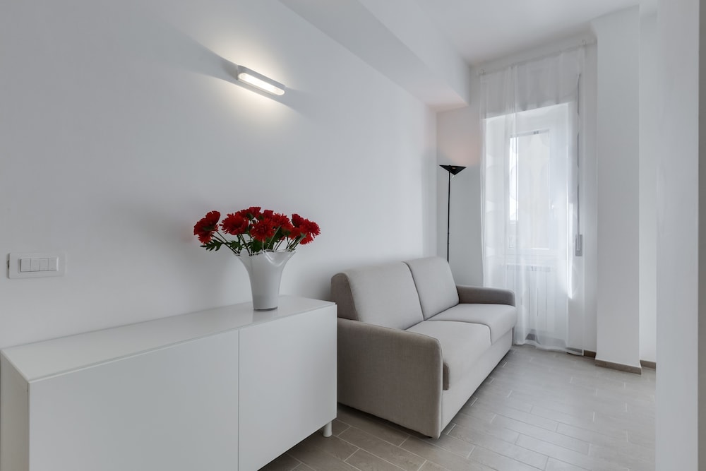 Trastevere White Apartment