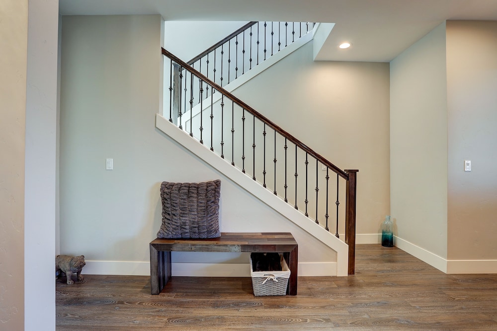 Ruby Peak *30 Day Minimum 4 Bedroom Home by RedAwning