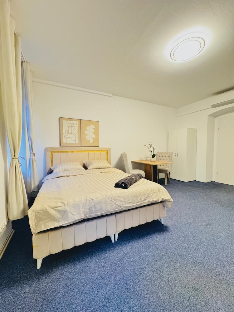 Spacious 7BR Apartment Prime Location