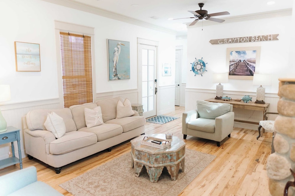 5 Mins to Beach, Shared Pool, Covered Deck, Bikes Heron Cottage by Avantstay