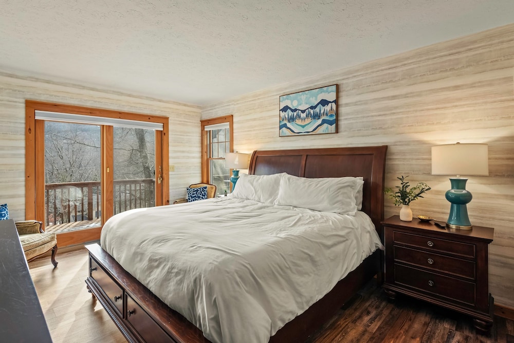 Mountain Escape With Game Room Balcony Stunning Views in the Poconos Christina