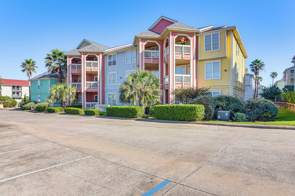 Steps to Beach: Ocean-view Galveston Condo!