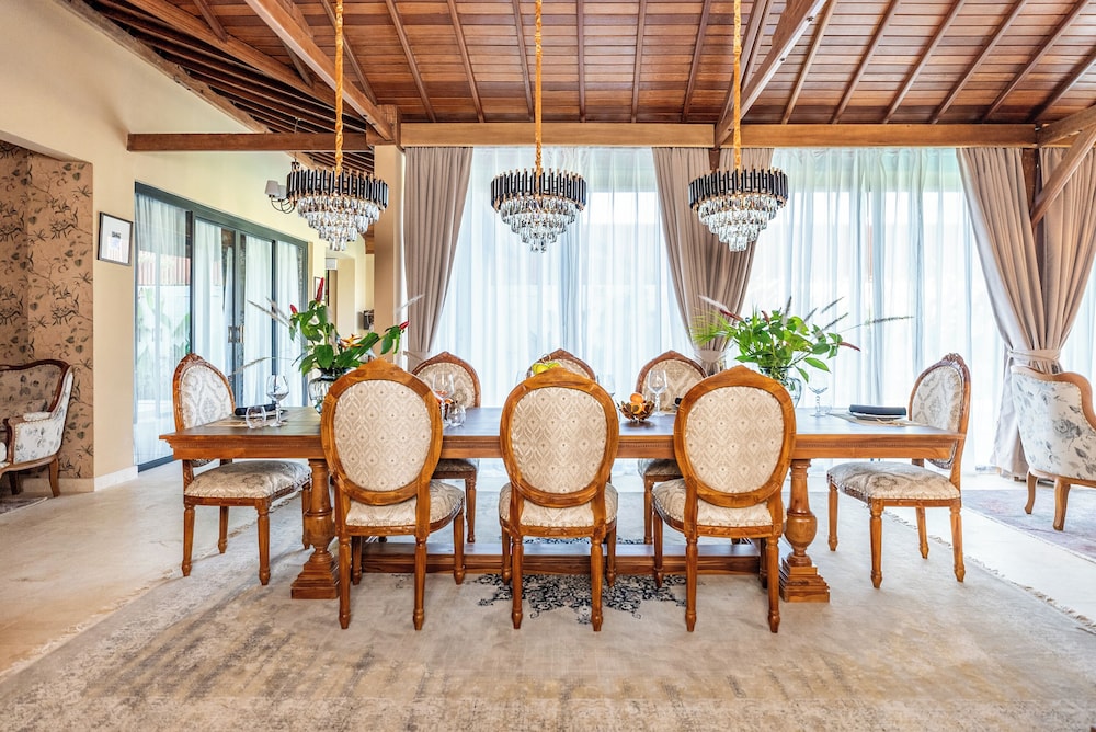 Luxurious Arakana Villa with Pool