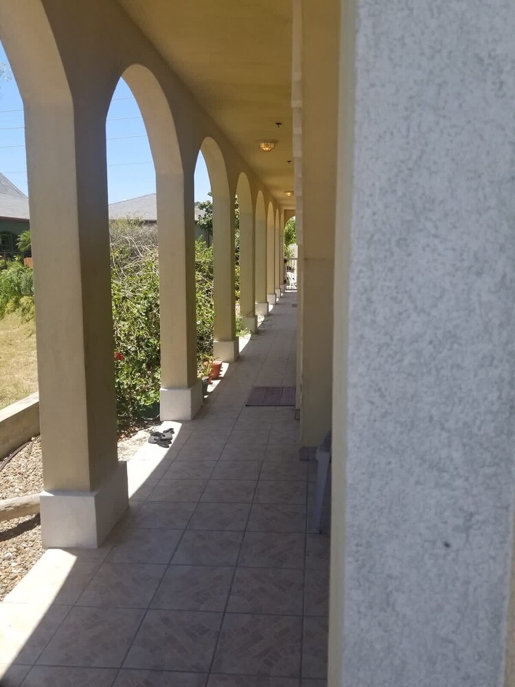 Open & Modern Pool #b Walk To Beach 2 Bedroom Condo