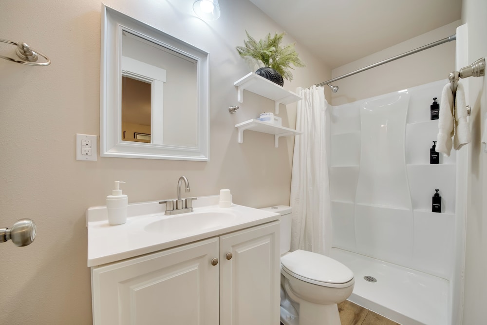 2 Mi to Lumen Field! 2nd-floor Apartment w/ Deck