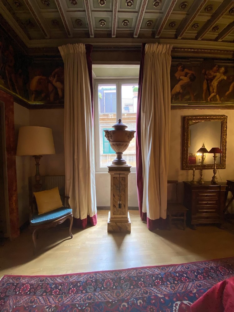 A Prince in Rome Elegant Navona Terrace Apartment