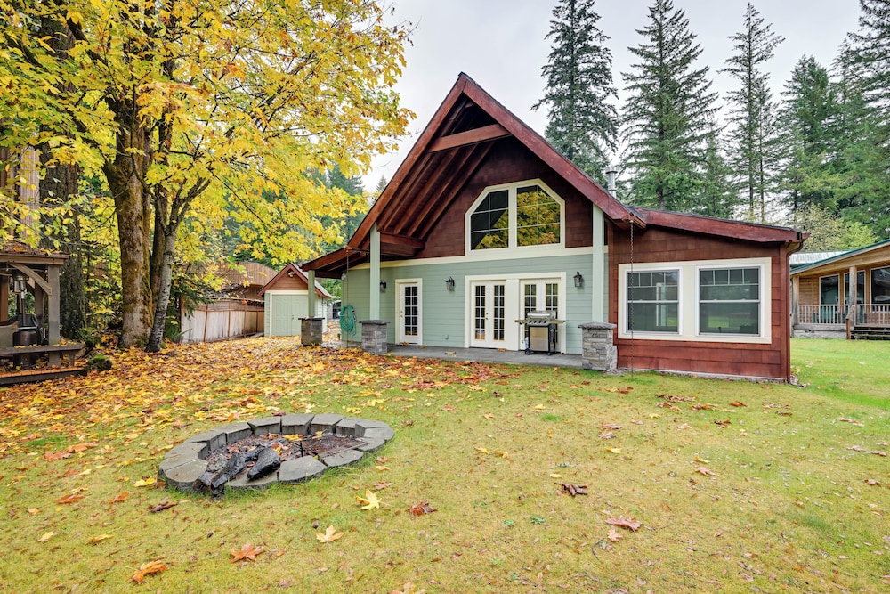 Ski, Fish & Explore: Packwood Home w/ Sauna!