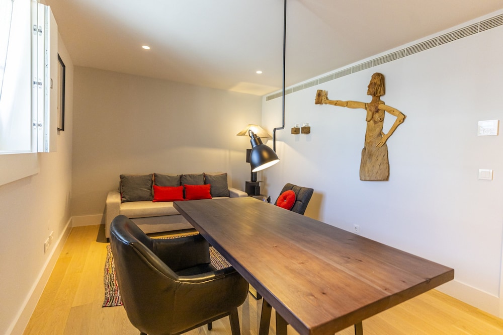 Chiado Rooftop Apartment by Cadenzalux