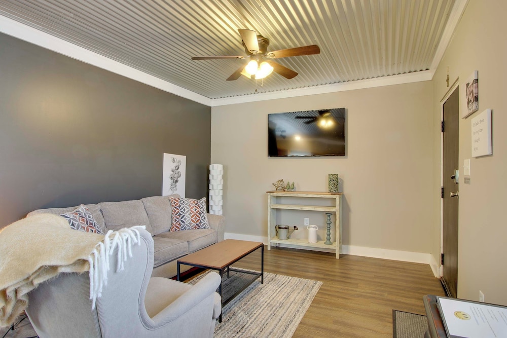 3 Mi to Shops & Eats in Uptown: Greenwood Studio