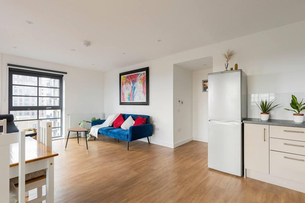 Beautiful 2-bed Apartment in Wembley view 4