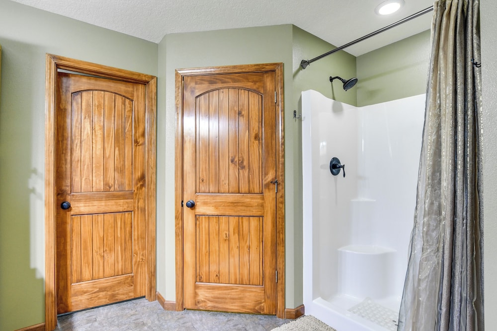 6 Mi to Dtwn Pella: Riverfront Cabin w/ Game Room!