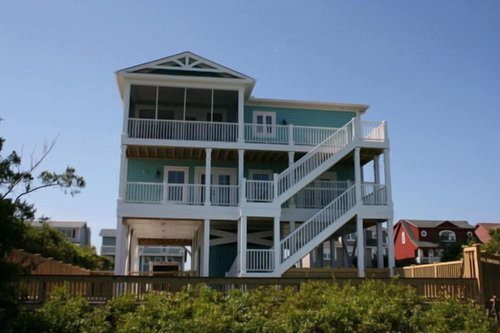 Beach Crew 4 Bedroom Home by RedAwning