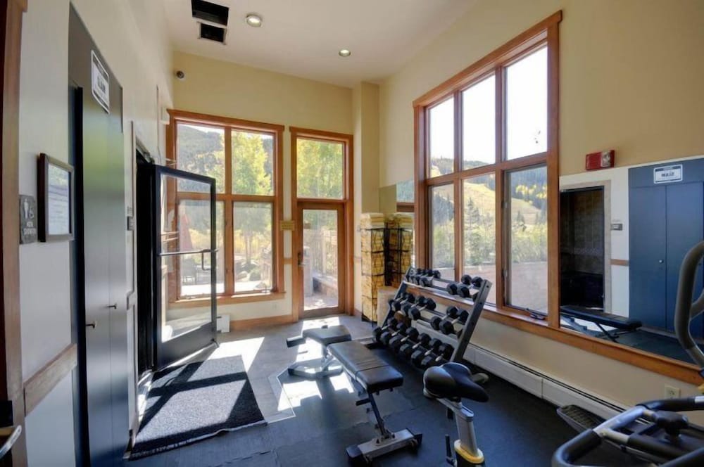 3 Bedroom Condo in River Run with Shared Pool, Hot Tubs, 100 yards to Gondola