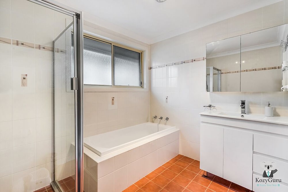 Kozyguru | West Hoxton | Spacious 7-Person Home With Backyard