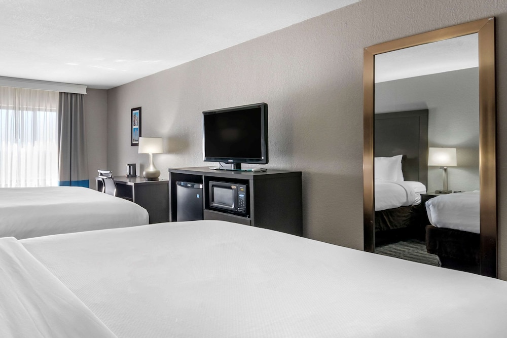 Emporia Vacations - Comfort Inn  Suites - Property Image 3