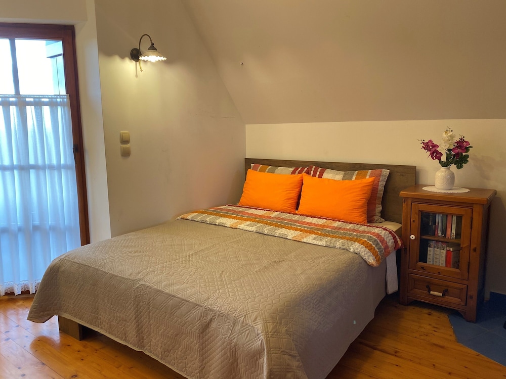 Vineyard cottage Berus view 2