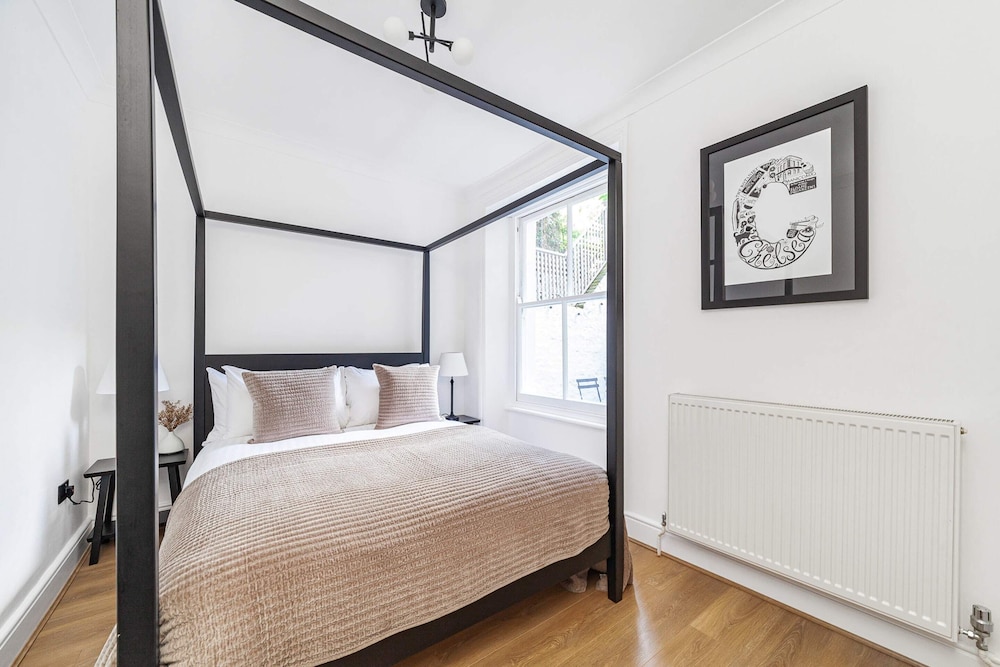 Chic Chelsea Retreat in a Victorian Building view 3