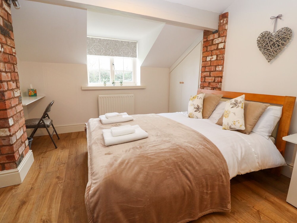 Commonwood Cottage view 5