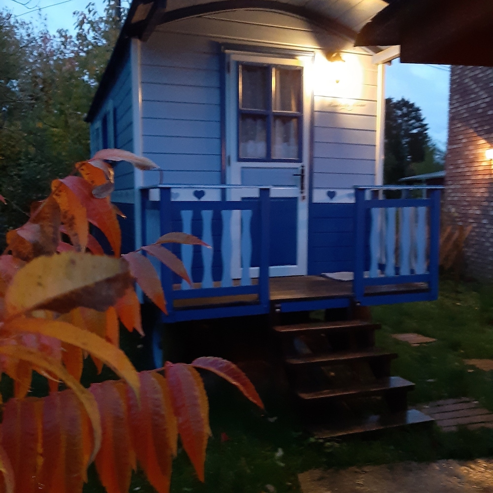 Cozy Little Blue Caravan in Scy Belgique