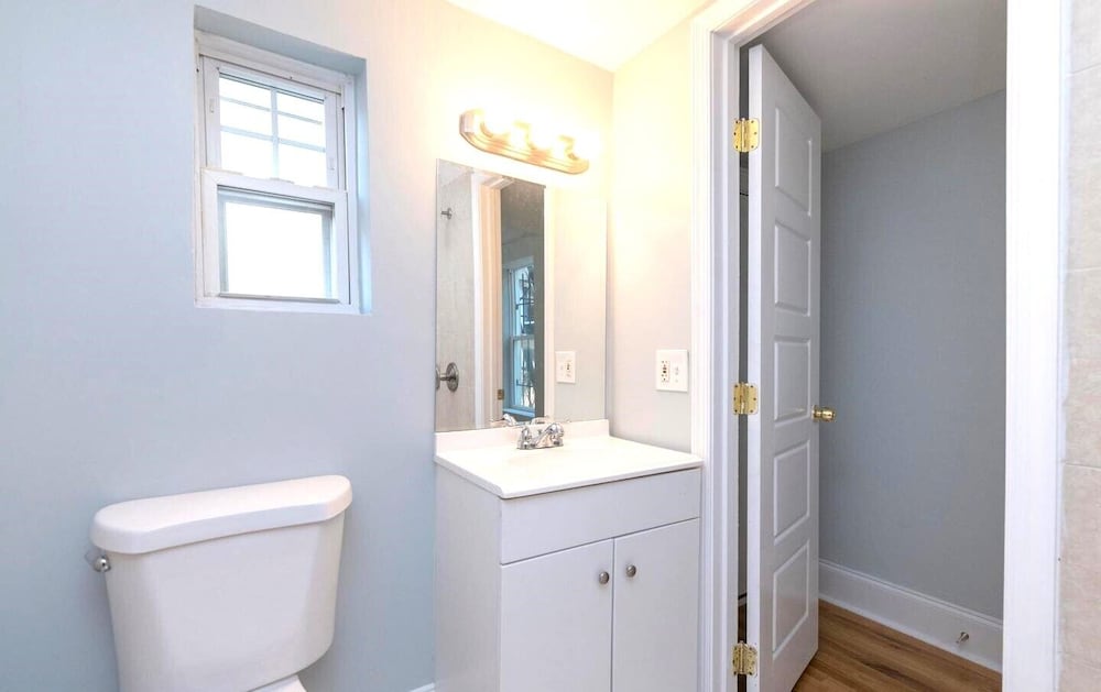 Entire House 1BD King Bed near Downtown