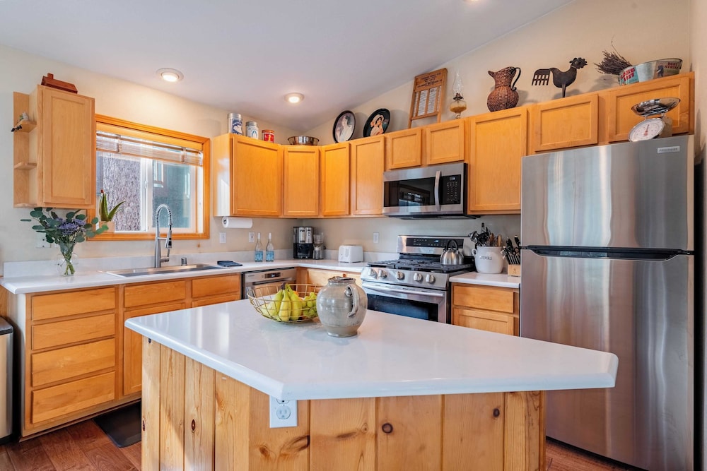 Stylish Truckee Retreat Deck, Near Lake & Skiing Moraine by Avantstay