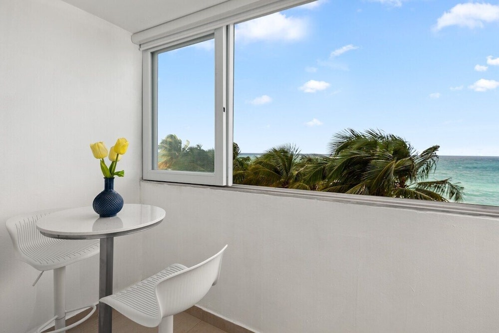 Puerto Rico Condado Beachfront w Pool Rental Otium Rentals - Property Image 13