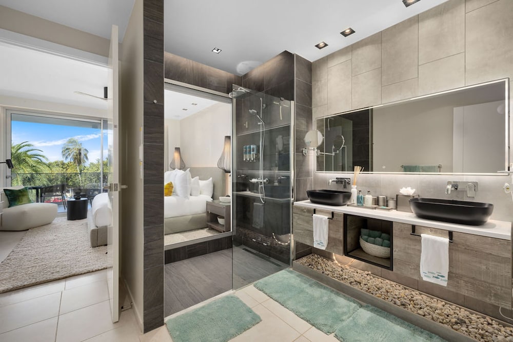 Beachfront Luxury NEW 3br2 5BA Condo Eagle Beach