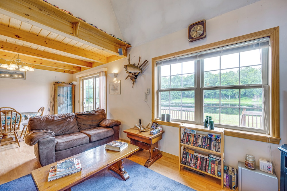 5 Mi to Jay Peak Resort: Cabin w/ Pond Access!