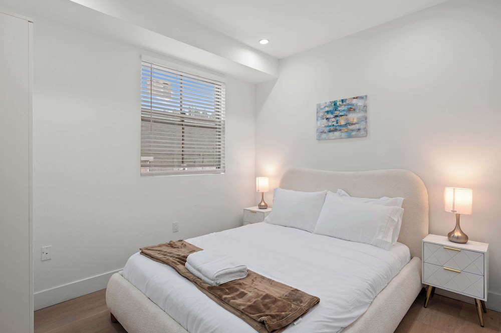 Not Affected by the Fire/modern Spacious Home With Parking & Fully Equipped Kitchen #3