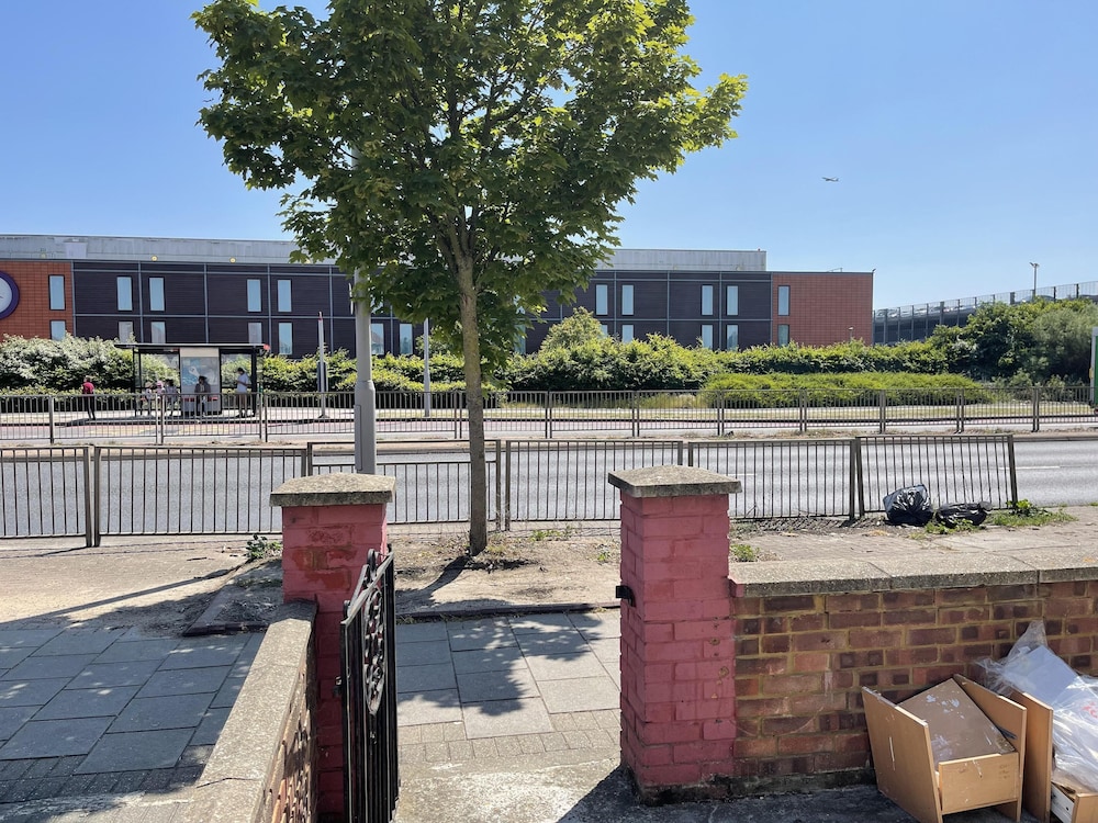 Charming 2-bed Apartment in Heathrow First Floor