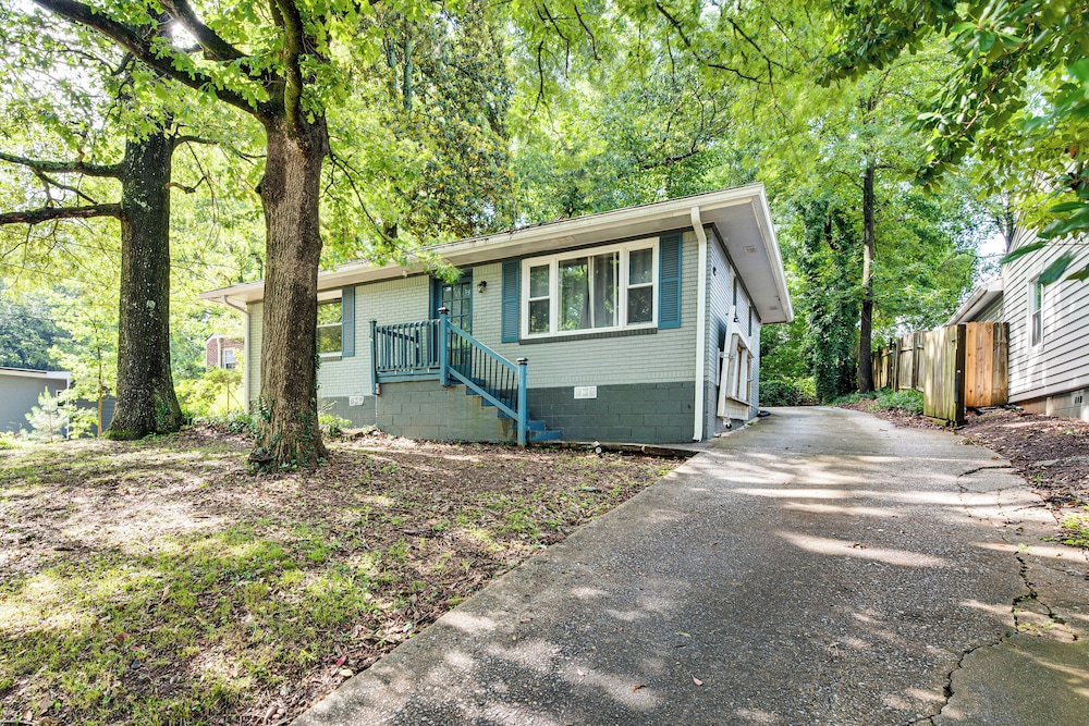 Walk to Golf: Cozy Home w/ Lush Yard in Atlanta!