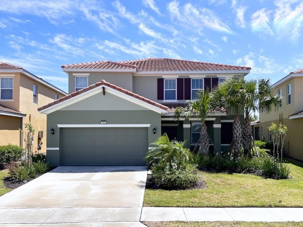 Beautiful 5 Bed Pool Home With Game Room-7543ol 5 Bedroom Home