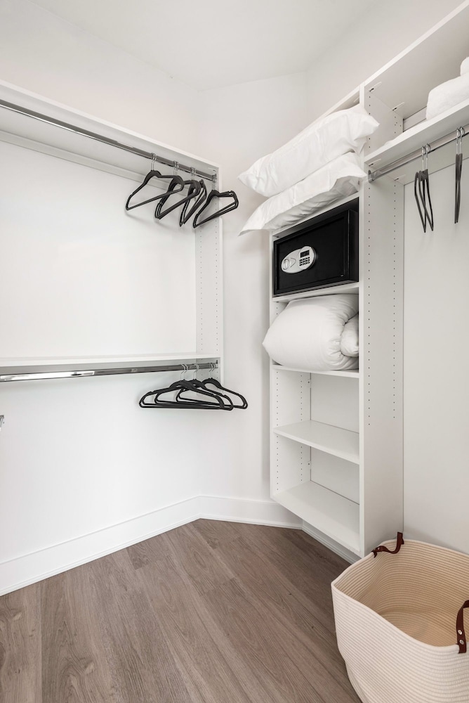 West Loop 3x 2BR Walk to Dining Gym Terrace