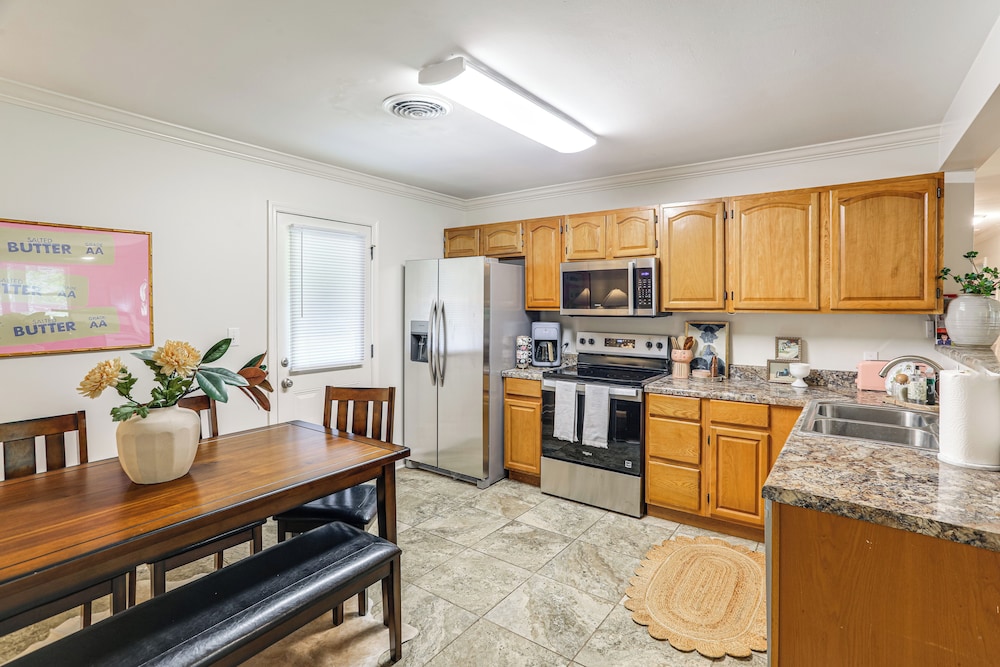< 1 Mi to Ole Miss & The Grove! Charming Getaway