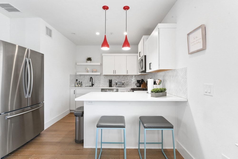 East Downtown 3BR Condo Free Parking Sleeps 7 view 3
