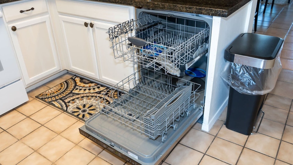 Cozy Family Retreat Steps To Beach Pool / Hot 2 Bedroom Apts