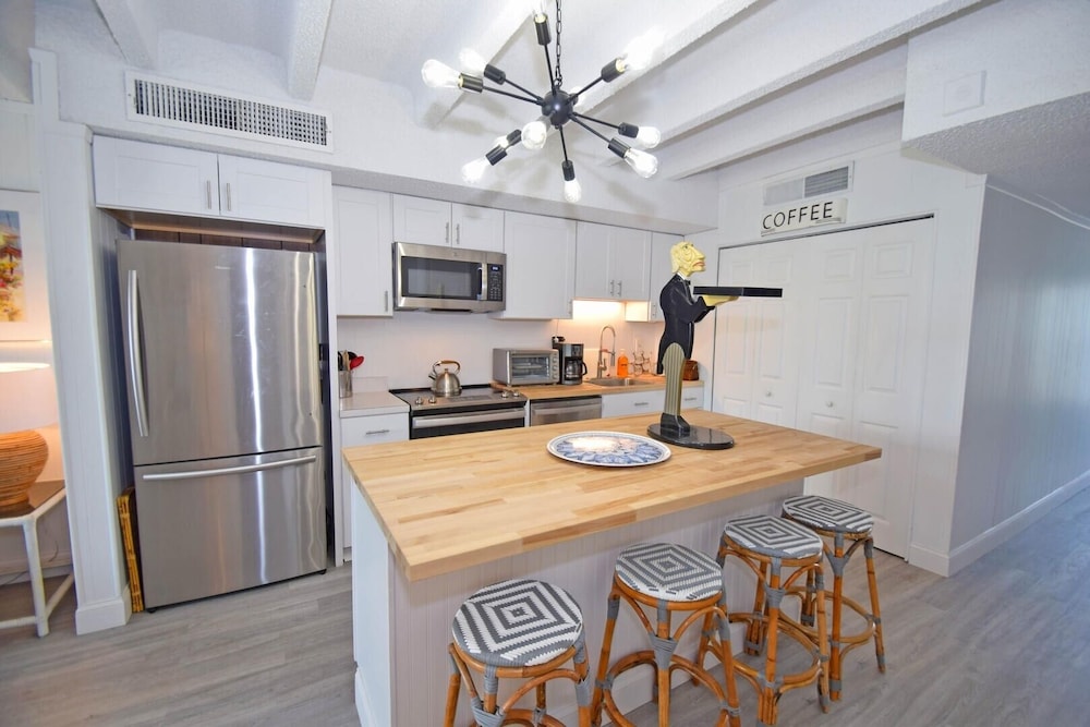 Jada 2b 1 Bedroom Condo by RedAwning view 4