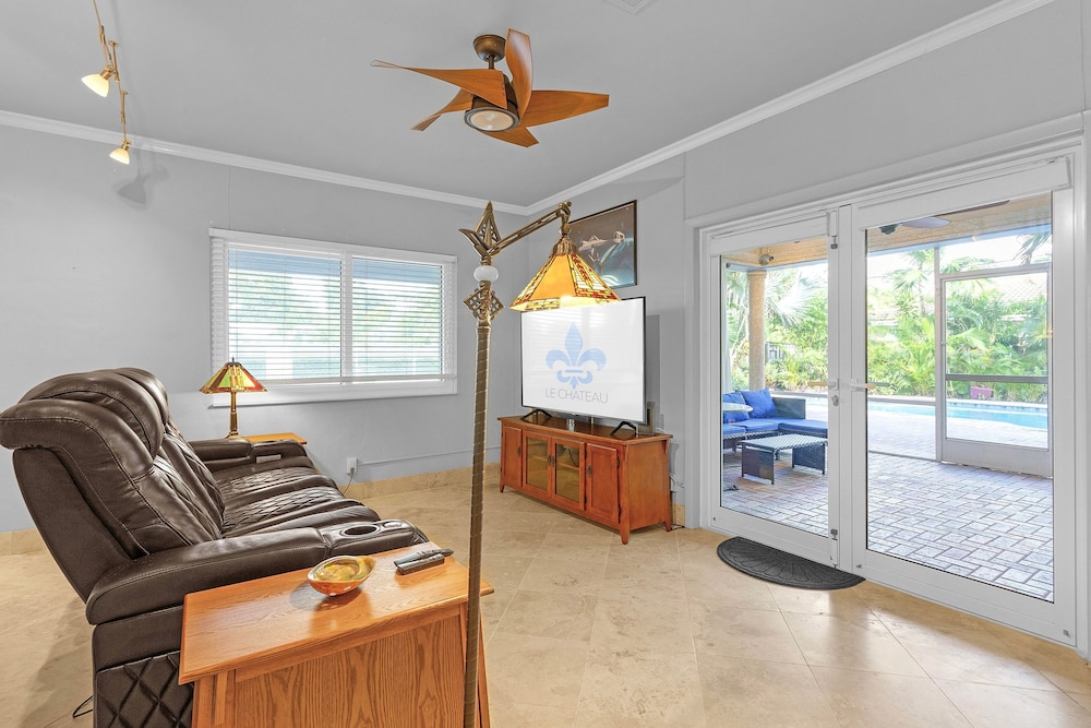 Chic 3BR Sanctuary Steps From The Drive Paradise