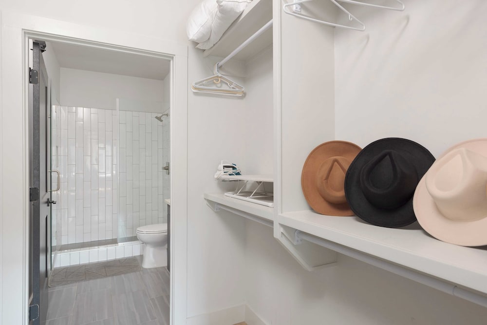 2 Units in Walkable Midtown Location, Gym+pool Honkey-tonk & Muse by Avantstay