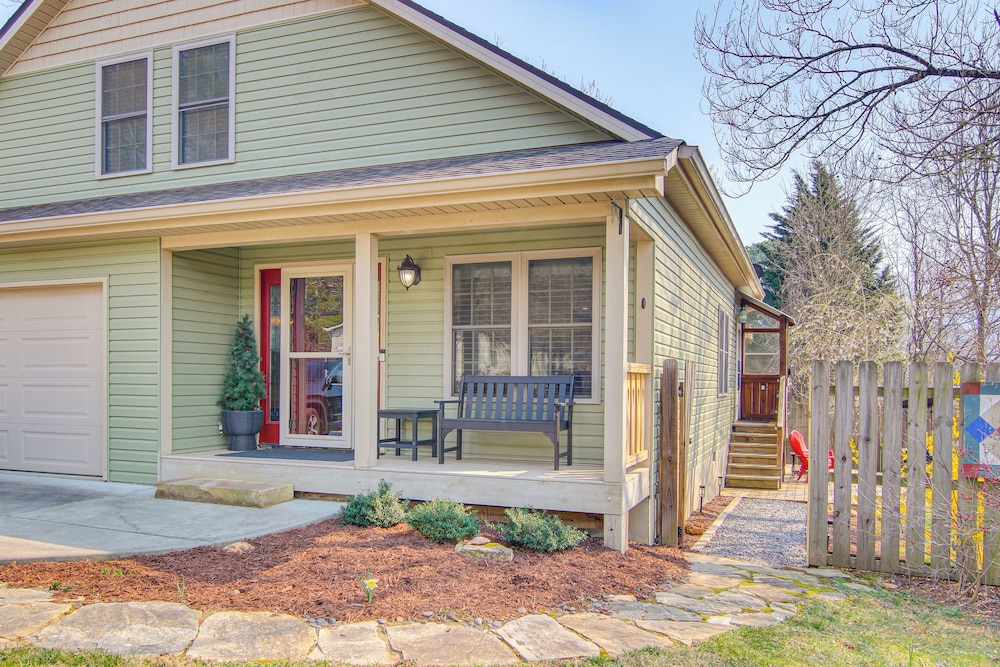 1 Mi to Dtwn Black Mountain: Home w/ Patio & Yard